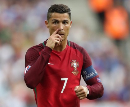 爱游戏中国官方网站平台-40岁的莫德里奇疯狂回追卡位，扼杀了罗马的反击，莫德里奇成名