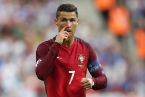 爱游戏中国官方网站平台-40岁的莫德里奇疯狂回追卡位，扼杀了罗马的反击，莫德里奇成名